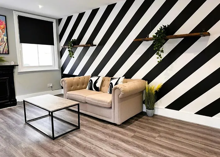 Flash Sale King Size Bed Super Central Flat Next To Seafront 1